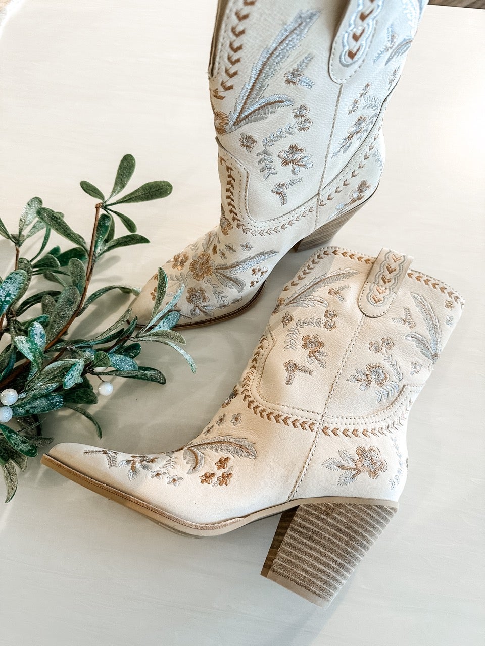 Z5272 - WOMEN'S EMBROIDERY BROWN LAMB POINTED TOE COWBOY